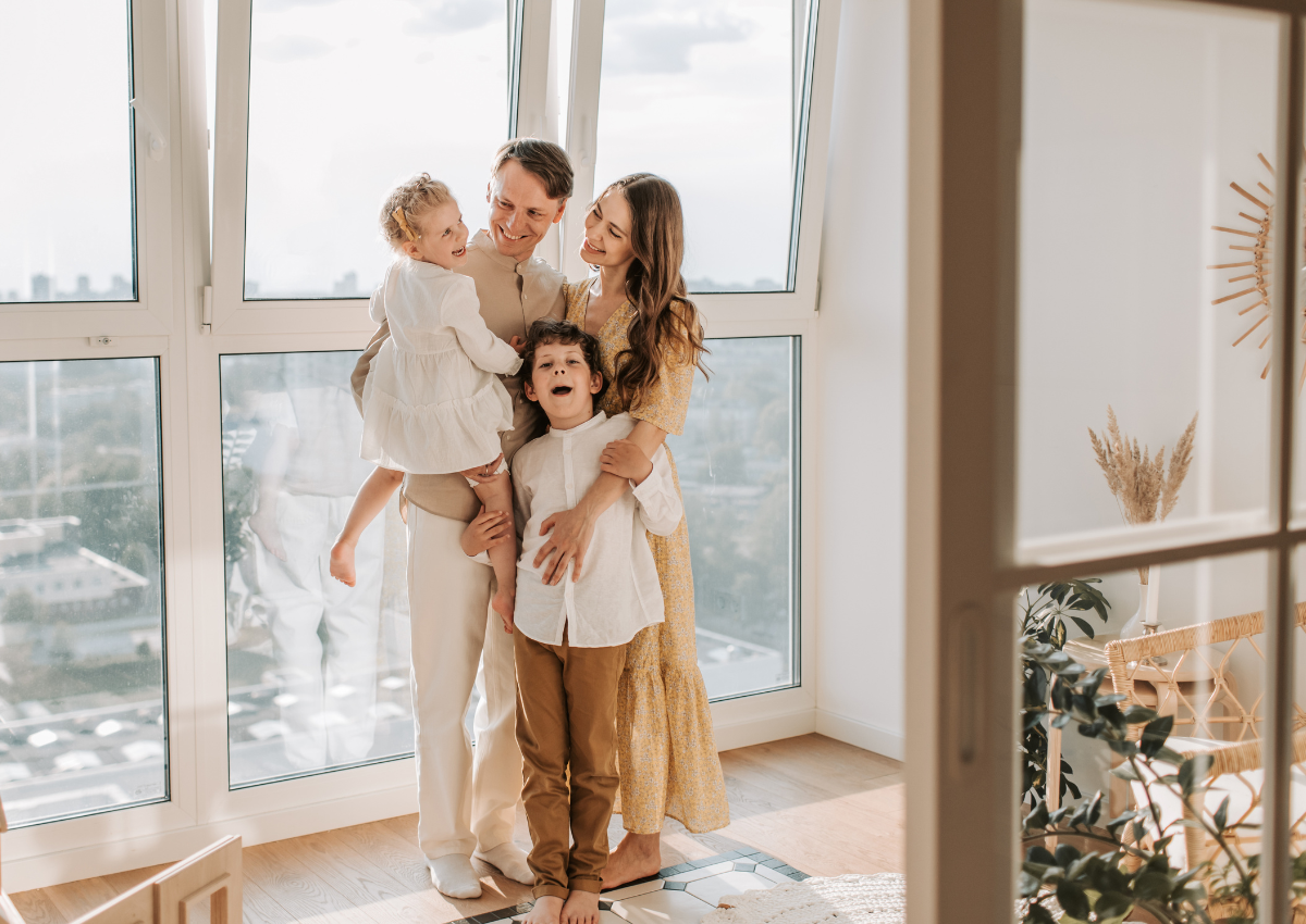 rodzina przytula się przy oknie