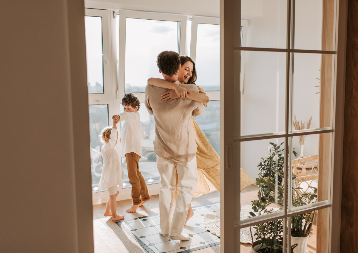 rodzina przytula się przy oknie